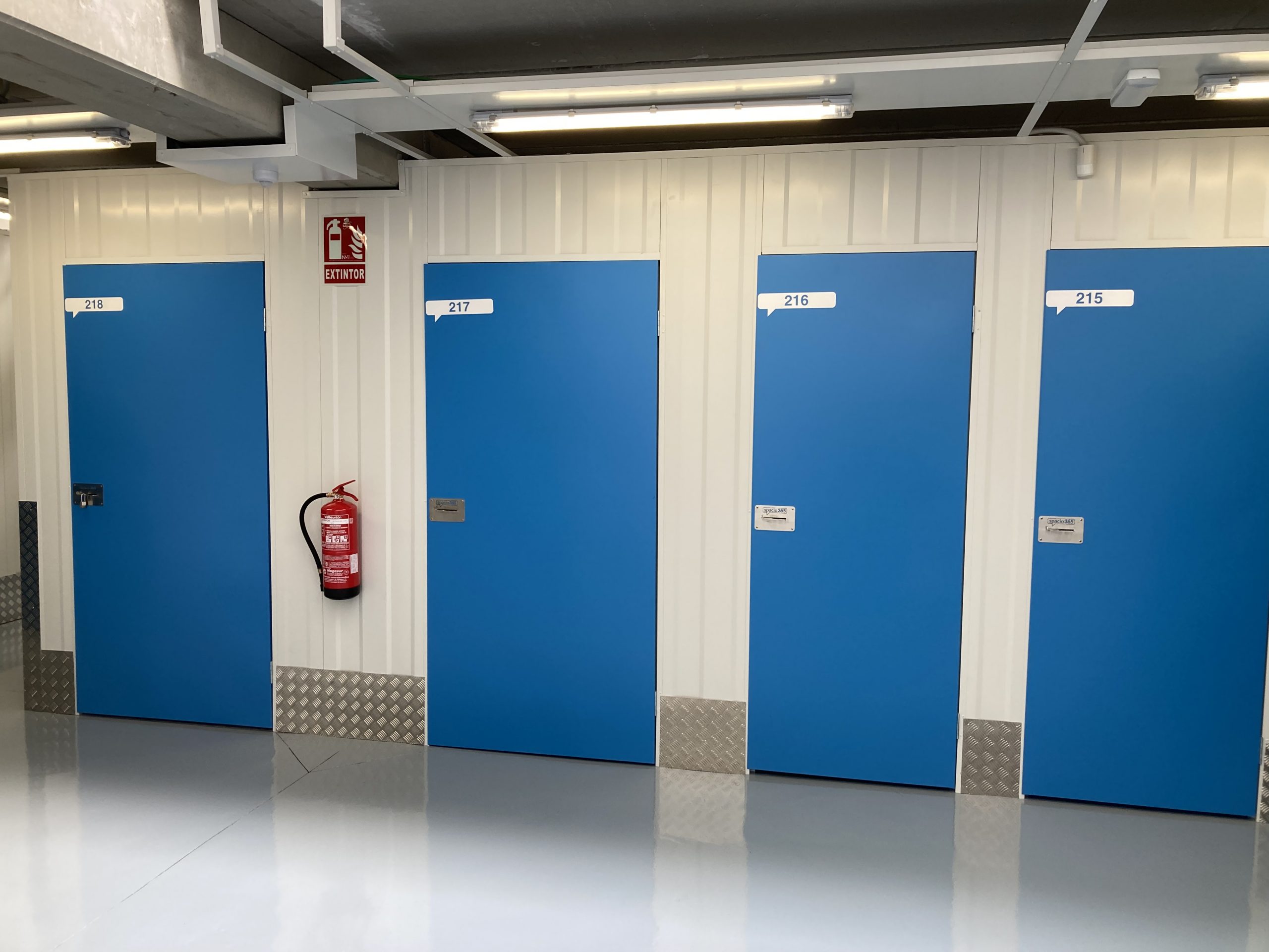 El self storage o alquiler de trasteros. puertas de entrada a trasteros, en color azul, que es el color corporativo de Spacio365